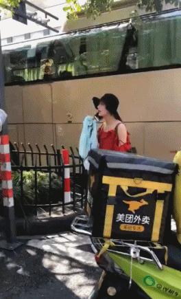 穿恨天高坐地铁的社死现场,两位男士都不忍看这次“崴脚表演”