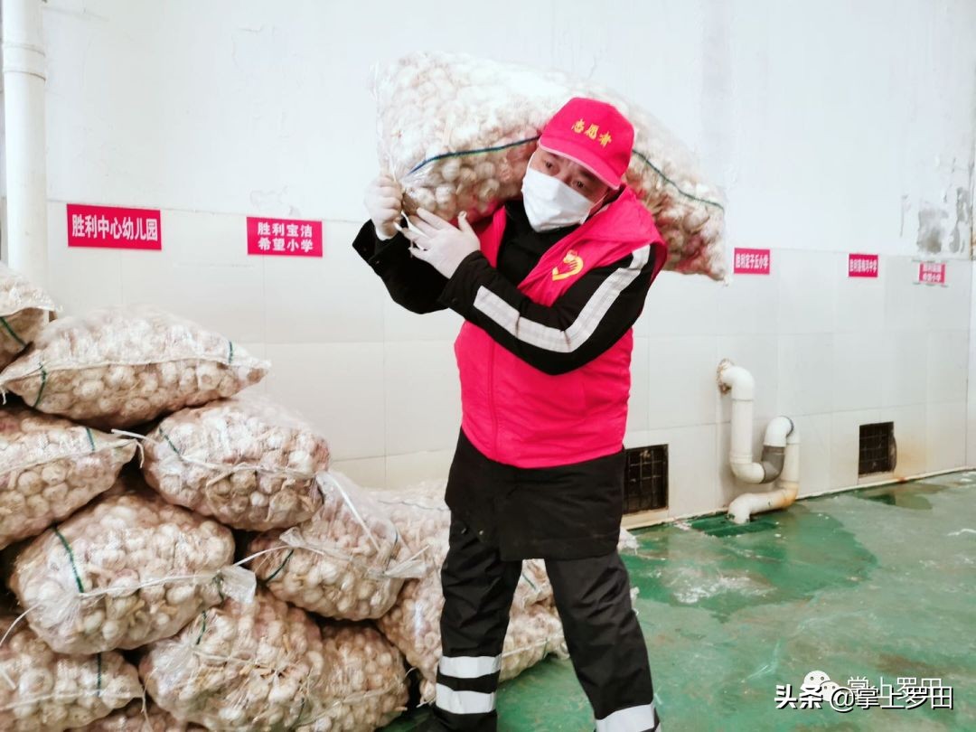 他们的付出值得铭记,他们的身影我们应该永远铭记