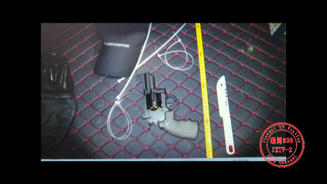 独居女生半夜被敲门送外卖鬼片,男子半夜来敲门