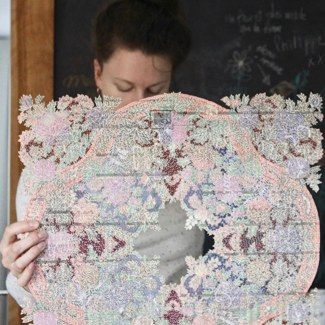 她用一把手术刀在2毛钱废报纸上雕出精美图腾,一幅卖60万