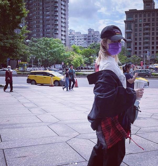 萧亚轩被狗咬左边脸还是右边脸,萧亚轩被狗咬后的恢复状态