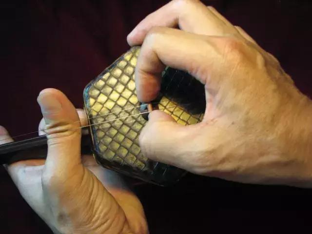 二胡发出沙哑的声音,二胡发出声音的特点是什么