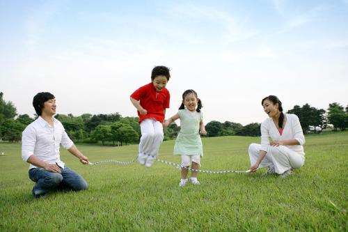 孩子眼睛突然看不清了如何矫正,出生就近视的小孩能矫正吗