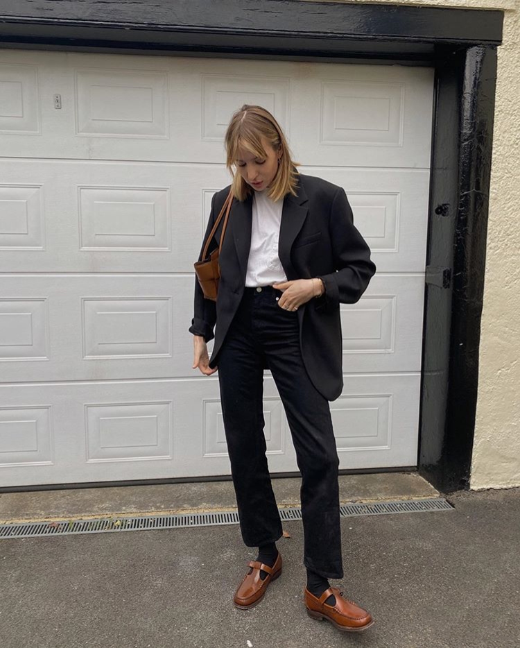 白t恤太显黑怎么搭配,白色t恤显得人胖应该穿什么好看