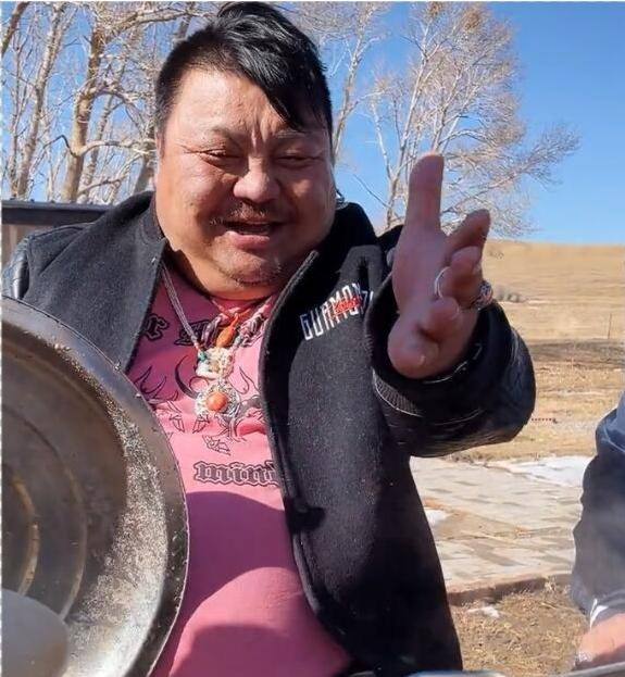 内蒙古壮汉120公斤,一年胖10斤27岁小伙靠吃月入过万