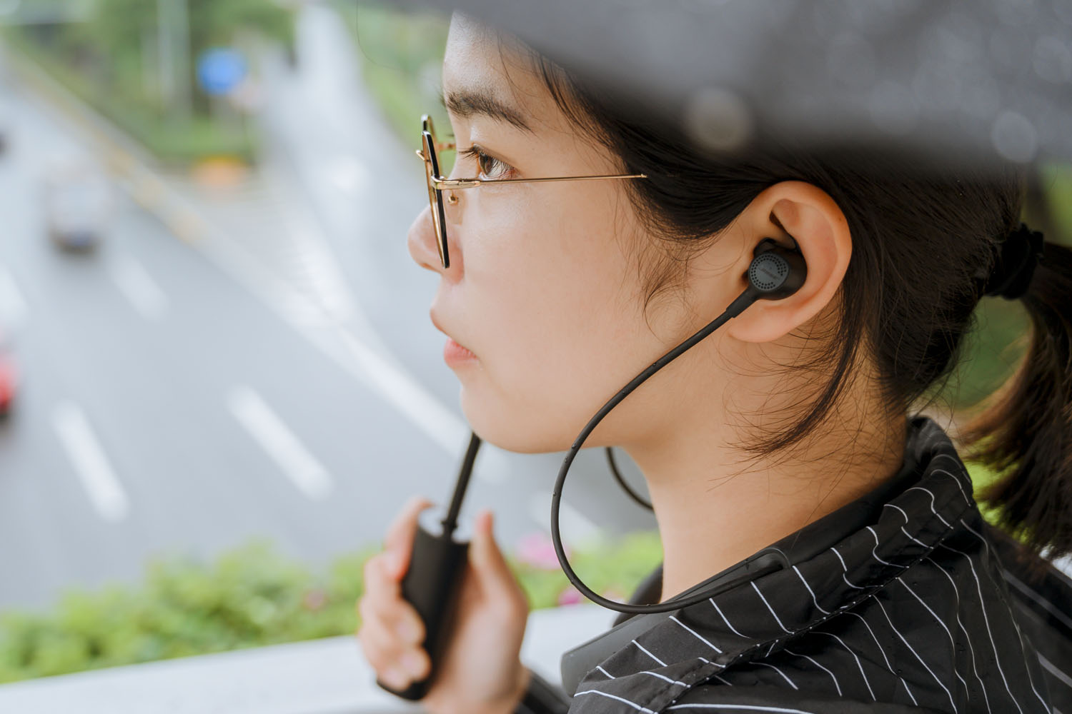 戴上耳机脱离喧嚣的世界,戴上耳机逃离城市的喧嚣