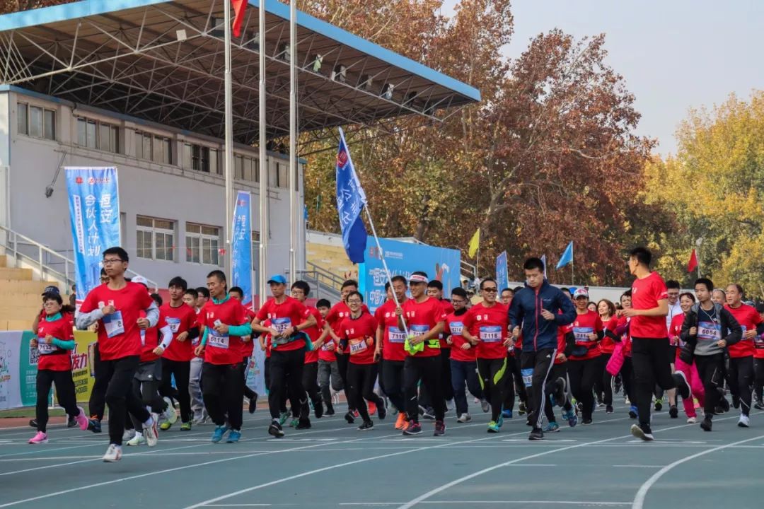 马拉松燃情开跑,2023半程马拉松鸣枪开跑