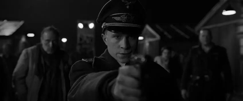 《冒牌上尉》:19岁少年逃兵的刽子手生涯,极权主义下的人性拷问