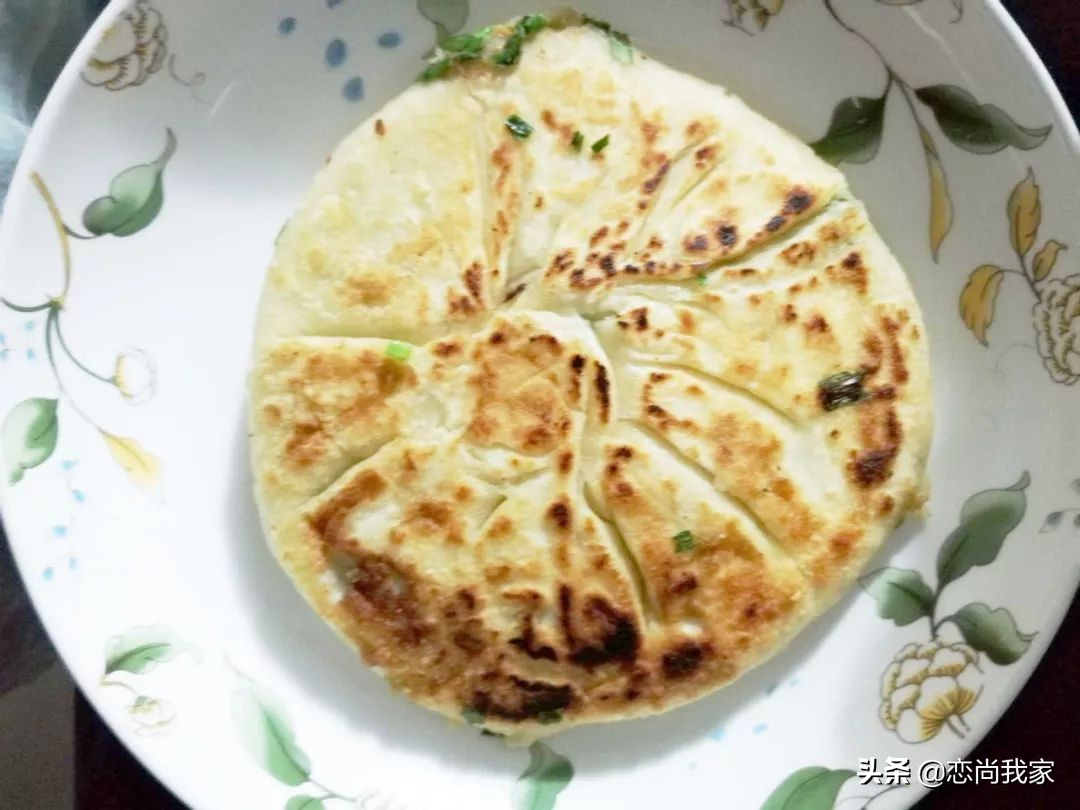 假期和孩子们一起体验生活的乐趣,韭菜馅饼分享啦