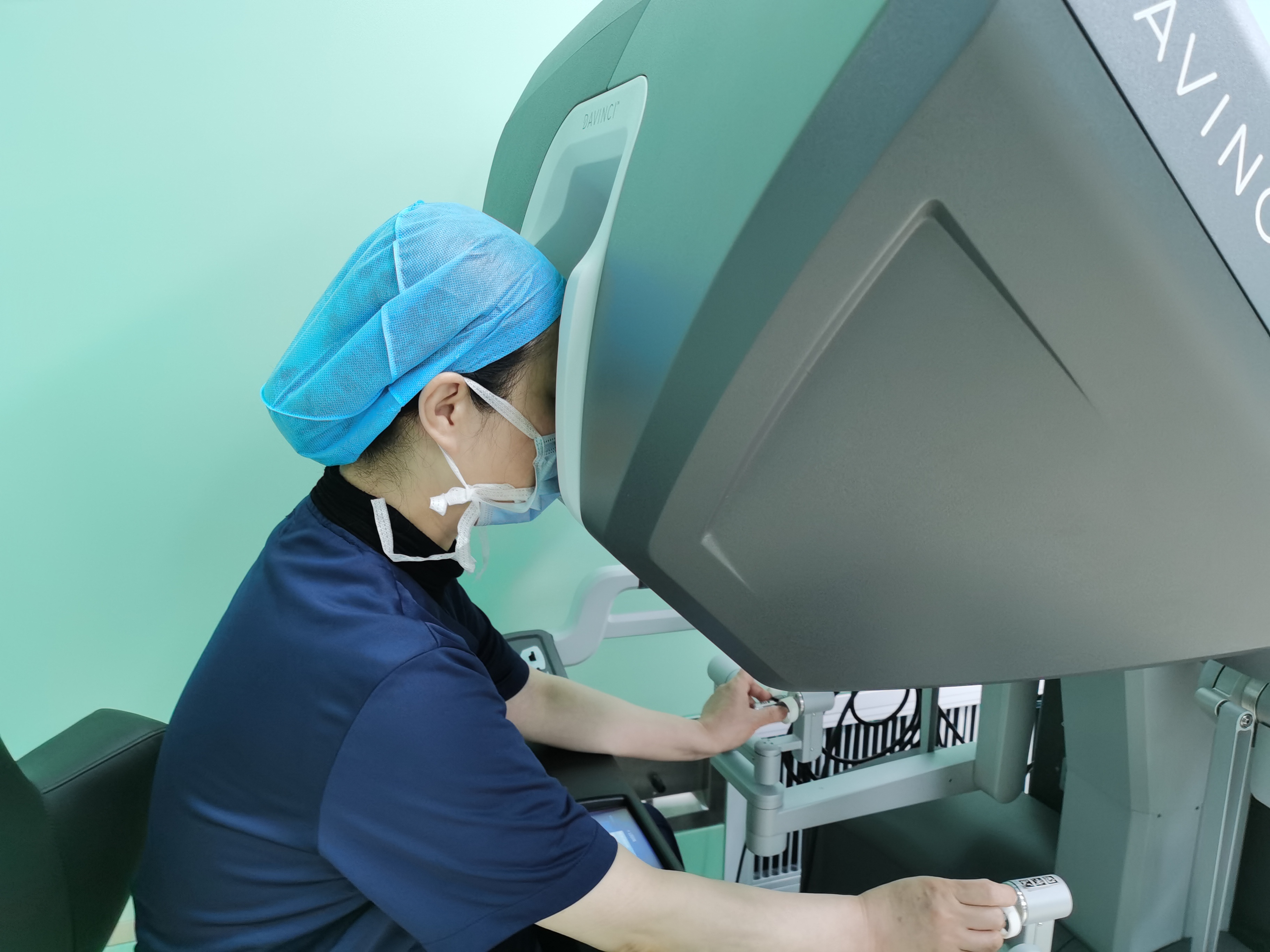 手术机器人从肚脐中取出“畸胎”