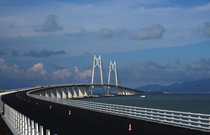 千亿港珠澳大桥已通车,李嘉诚曾强烈反对建桥,会因此损失惨重?