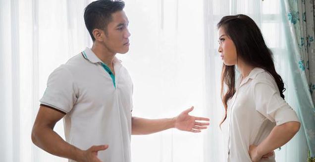 宝妈偷找男性催乳师，被丈夫当场撞见，丈夫大发雷霆：真不要脸