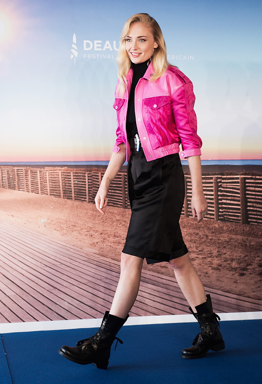 玫红色怎么穿搭不土气,玫红色如何穿好看图片