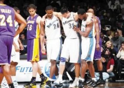 打篮球崴脚脱鞋捏脚,打篮球怎么避免崴脚