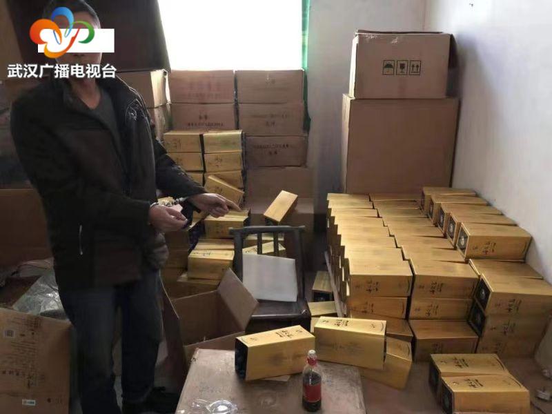 警方端掉一个假酒黑作坊,制假窝点假酒