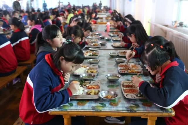 评价寄宿制学校要从食堂看起，走进西安临潼华乐学校食堂