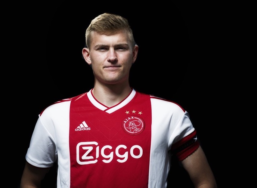 为核心寻接班人！巴萨争夺荷兰两大妖星，19岁妖人曾硬抗姆巴佩