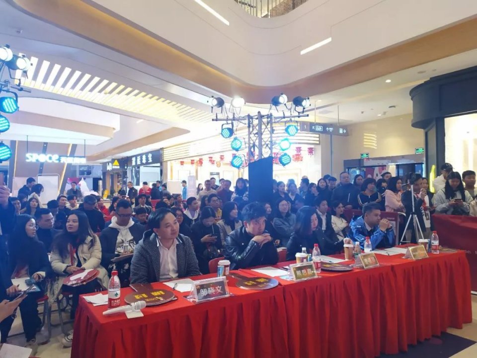 只要你想唱，我们给你舞台。站上舞台，你就是明星。