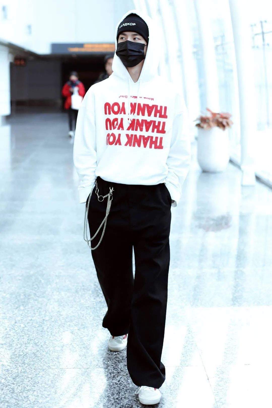 衣品超级好的男明星,王嘉尔穿的蔡徐坤同款衣服