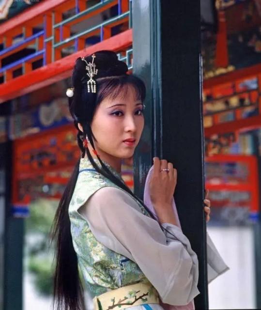 薛姨妈的“爱语慰痴颦”并非那么简单，细细琢磨，背后发凉