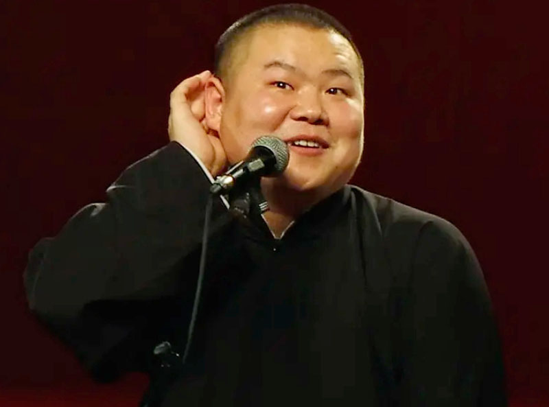 岳云鹏穿雨衣完整版,岳云鹏接孩子穿雨衣