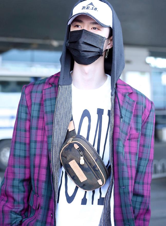 王一博同款包耐克黑色,王一博黑色耐克包细节