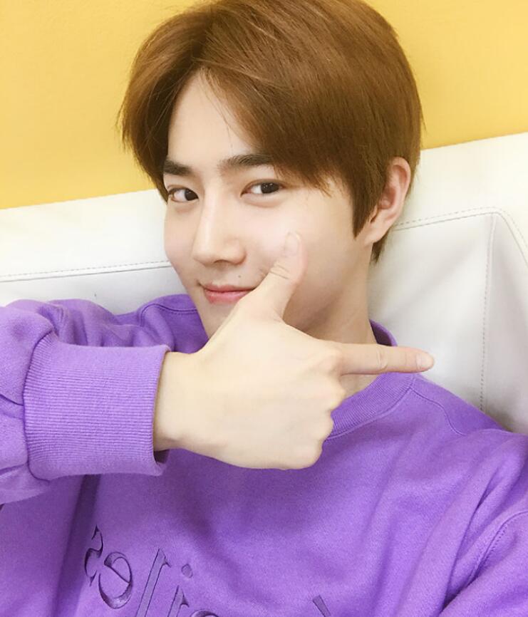 张艺兴让霓虹粉丝看抗日剧,张艺兴看金钟仁新歌