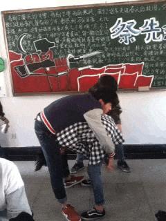 新郎抱不起老婆的搞笑视频,新郎抱不动新娘怎么化解尴尬