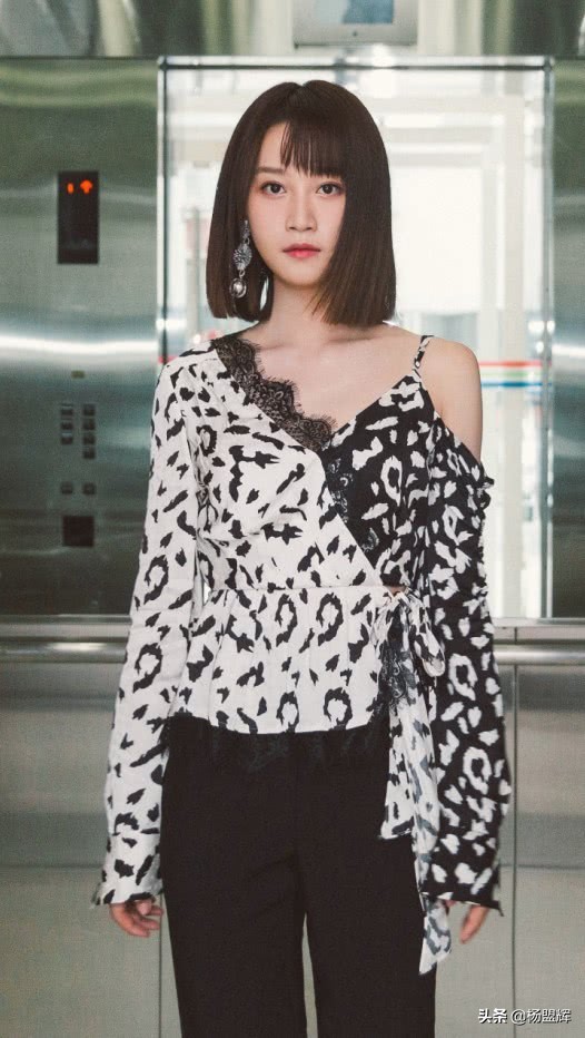 蓝盈莹连体衣,蓝盈莹穿高筒袜