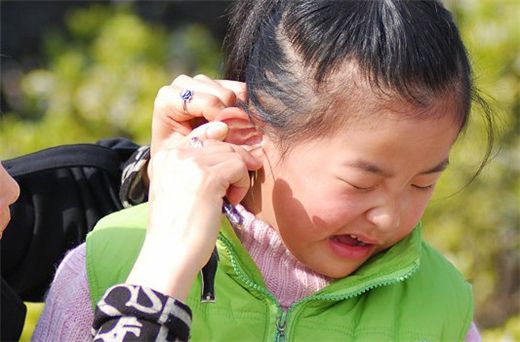 2岁宝宝耳朵上边长了个囊肿,2岁宝宝耳朵侧边有个小洞咋回事