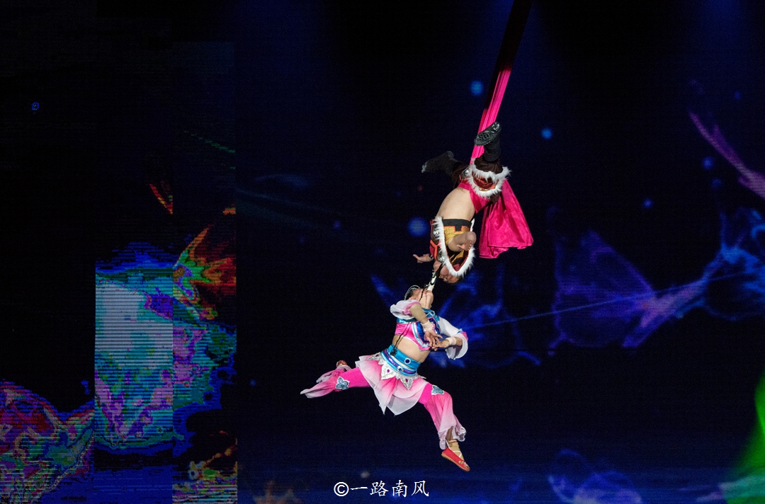 美女介绍丽江千古情景区,丽江千古情景区人多吗