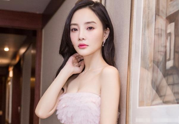 李小璐在家视频教化妆，当镜头凑近，“双眼皮”暴露真实面容