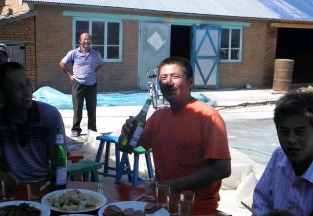 中国混血村当地到处遍布白人美女,金发碧眼的中国混血村