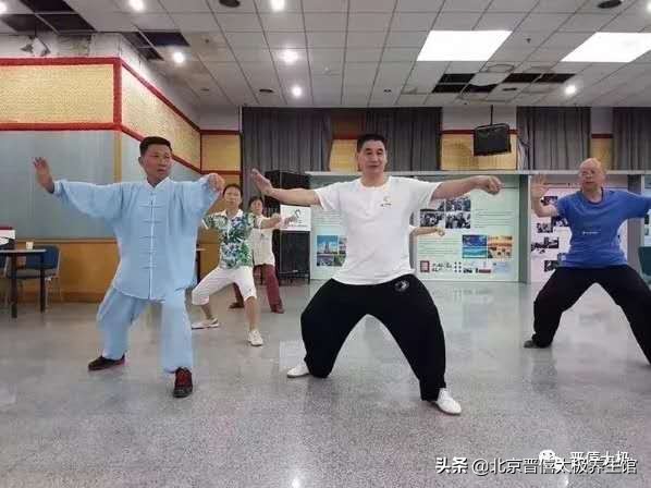 俯身拱腰松督脉,正确的松腰骨姿势