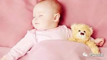 新生儿什么样的睡姿比较好,新生儿正确的睡姿是什么姿势图片