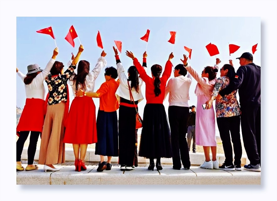 《从军营走来》组织的快闪我爱八一开全国军二代红色文化先河