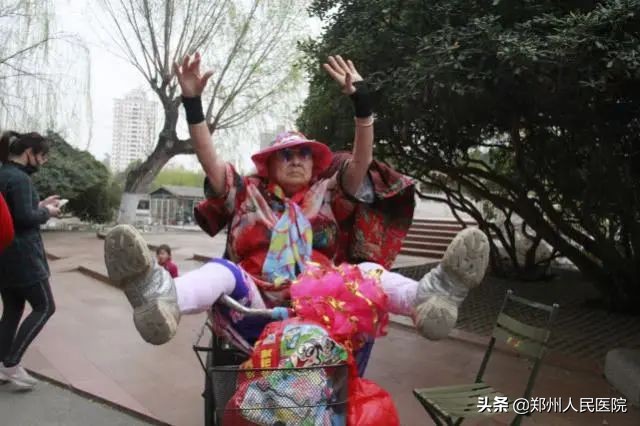 精神矍铄的网红“娃娃奶奶”发生了什么？竟然住进了ICU……