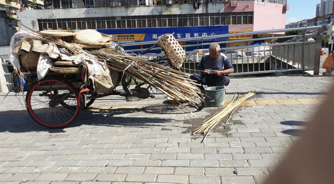 广东七旬老人烈日下摆摊，推婴儿车的女子买下所有菜后“逃跑”