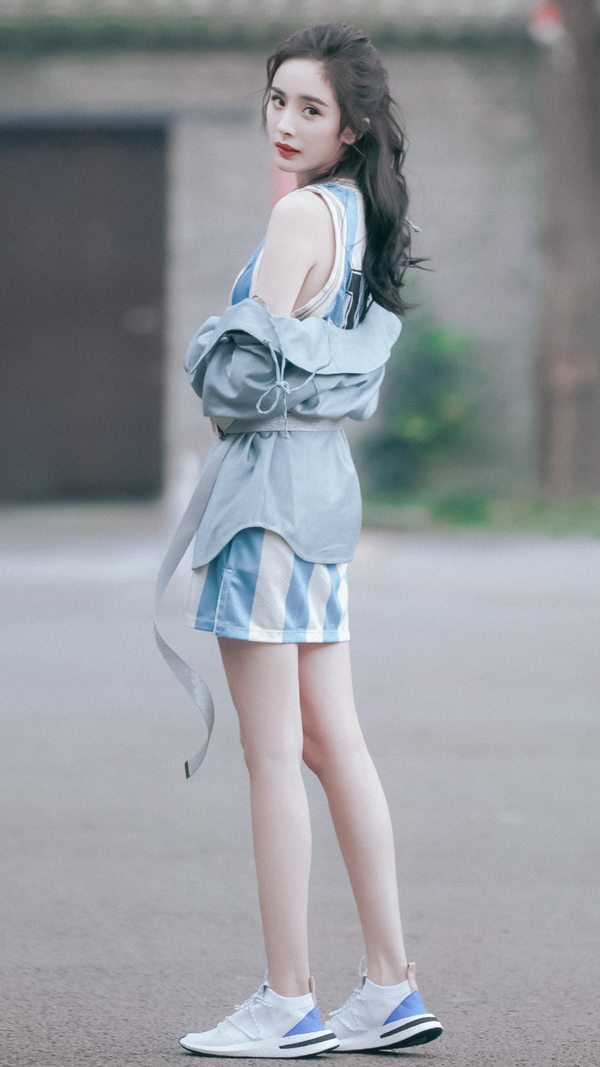 杨幂红丝绒西装机场,杨幂穿红色衣服带绿色耳环