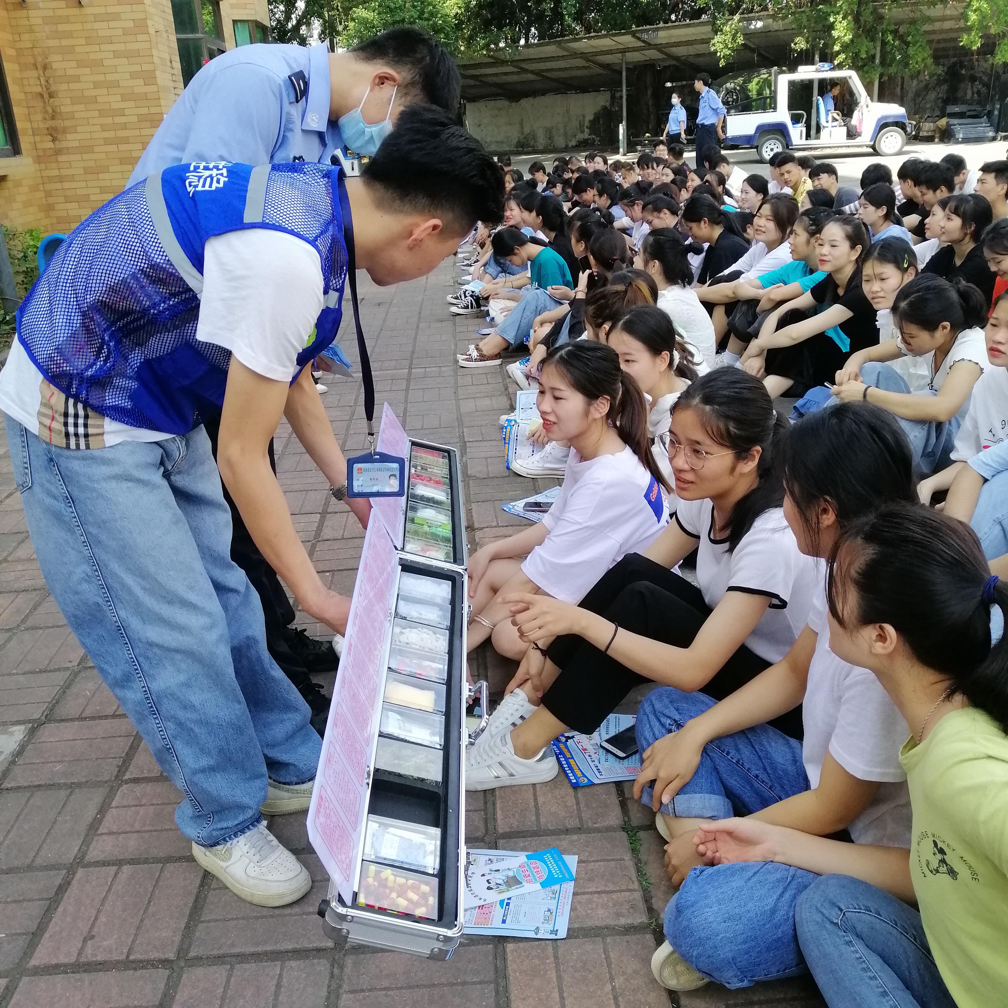 民警进社区宣传禁毒和反诈,派出所深入社区开展禁毒反诈宣传