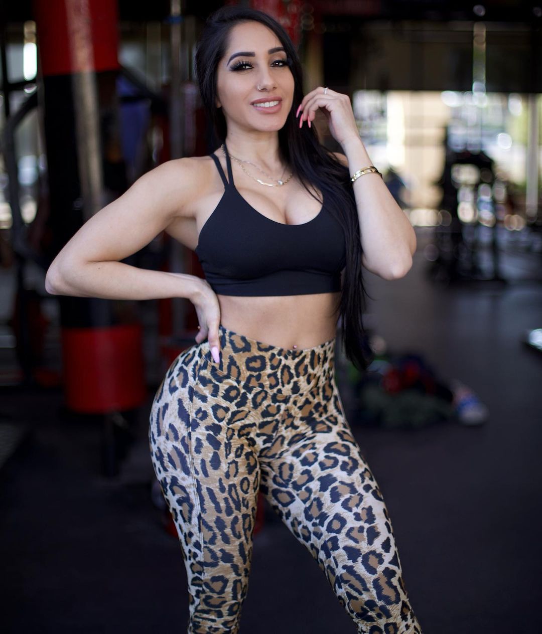 美国女孩健身房因肥胖遭嘲笑,美国女孩健身训练