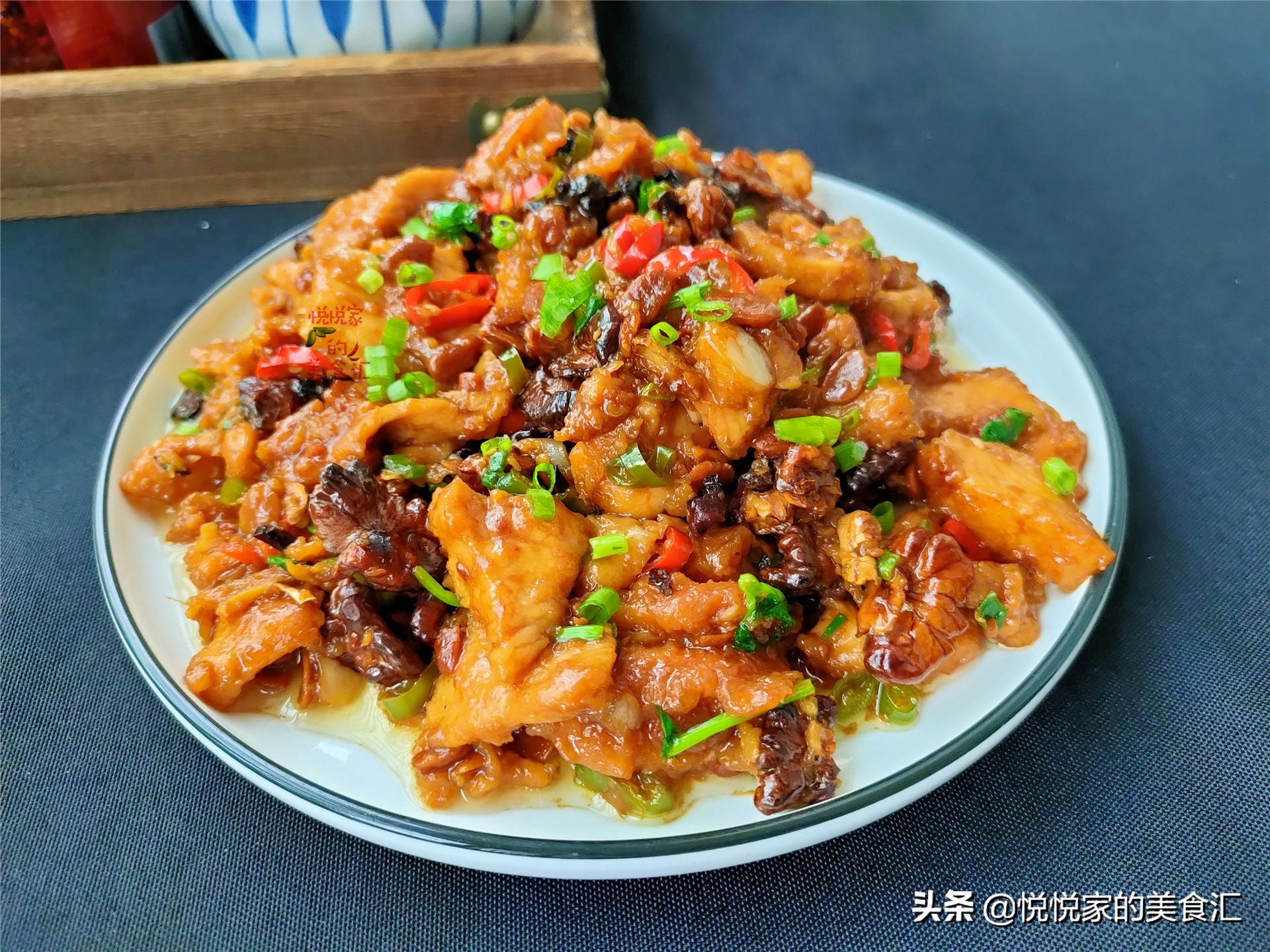 怎样才能正确的剥核桃里面的果肉,怎么徒手剥一个完整的核桃