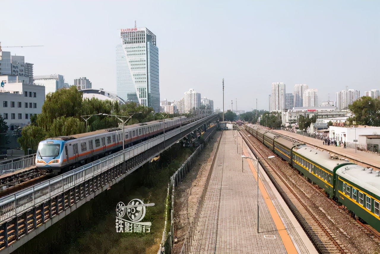 行人车辆请注意火车就要来了,行人车辆请注意火车来了不要抢道