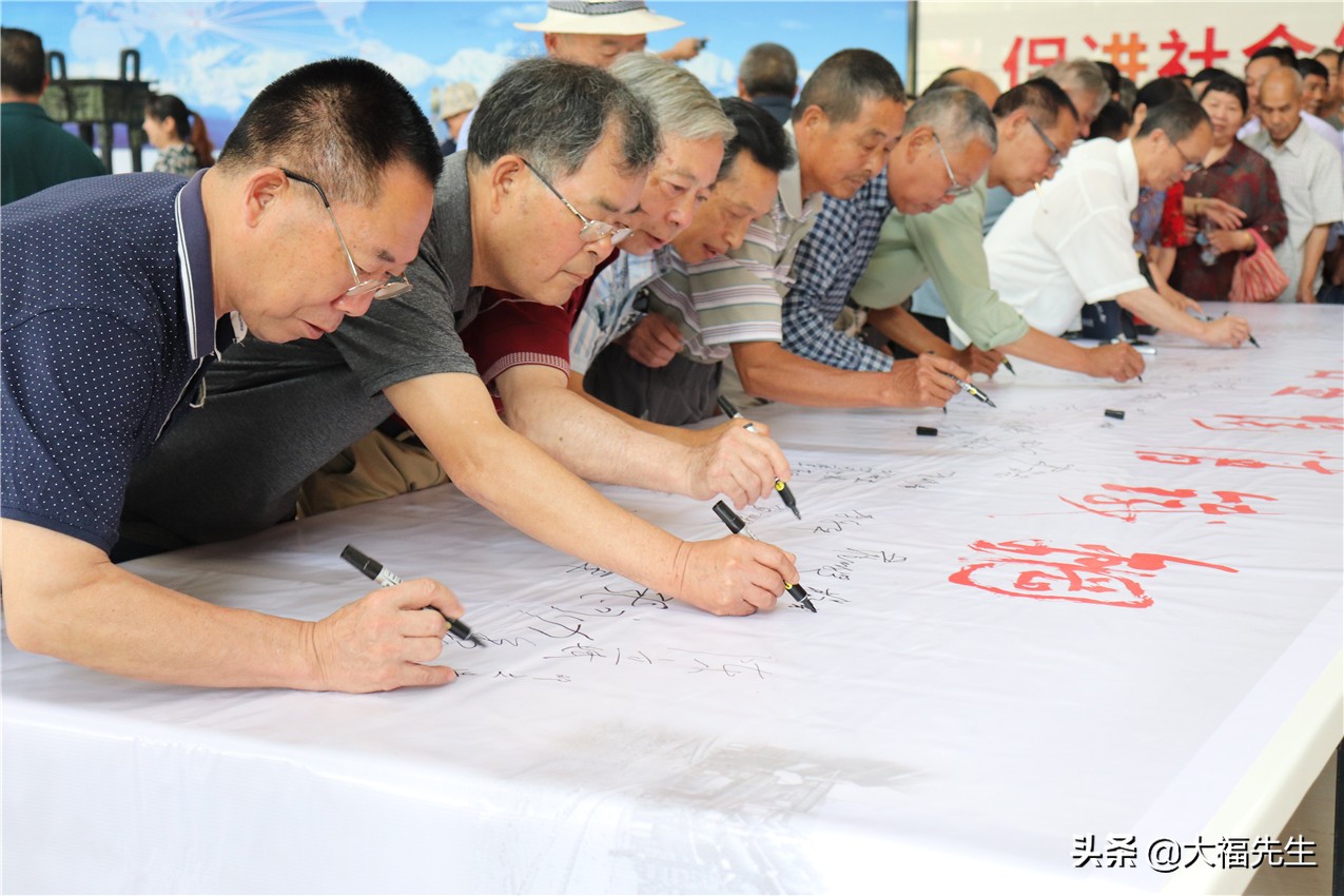 钢铁年代战友重逢,钢铁情怀