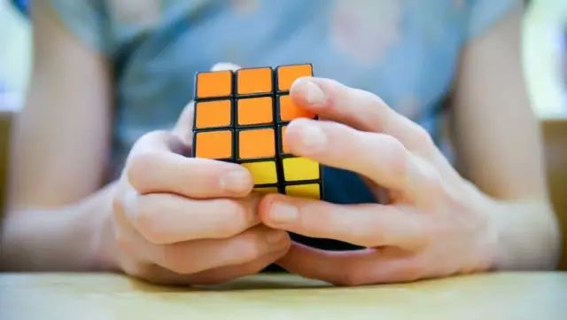 魔方怎么做到那么快,做好一面魔方后的教学视频