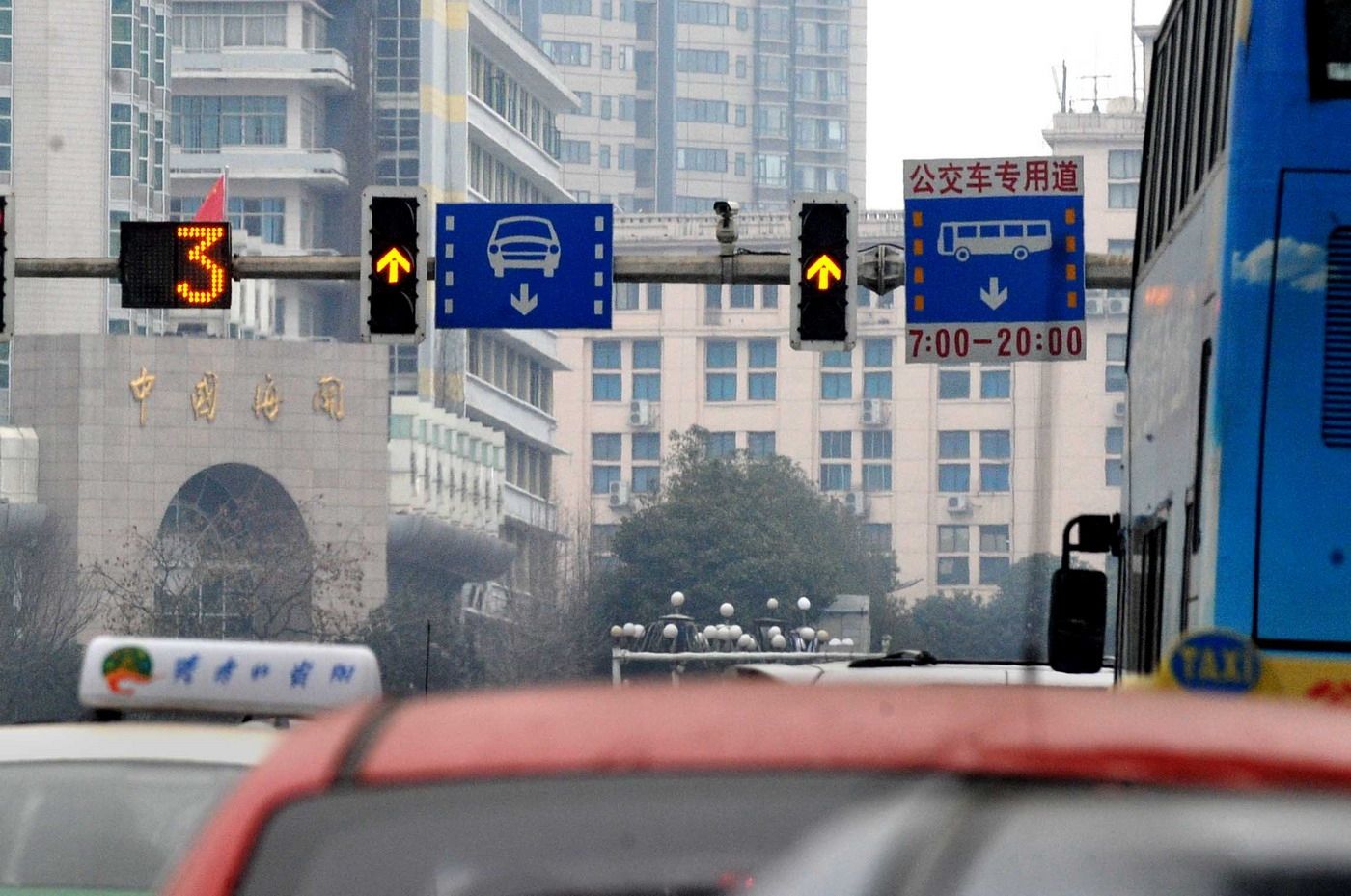 最新交通法规闯黄灯属于闯红灯吗,闯红灯和闯黄灯扣分罚款一样吗