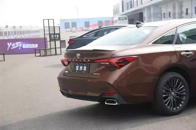 试驾丰田亚洲龙混动旗舰版,丰田亚洲龙对比雷克萨斯es试驾