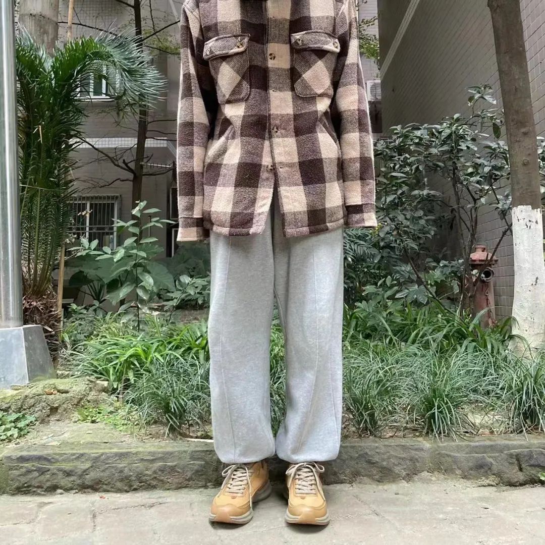 每个人的衣橱里都有一条灰色卫裤,每个人是不是都有一条灰色卫裤