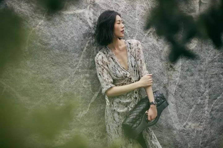 刘雯巴黎时装周2023香奈儿包包,刘雯同款包包香奈儿多少钱