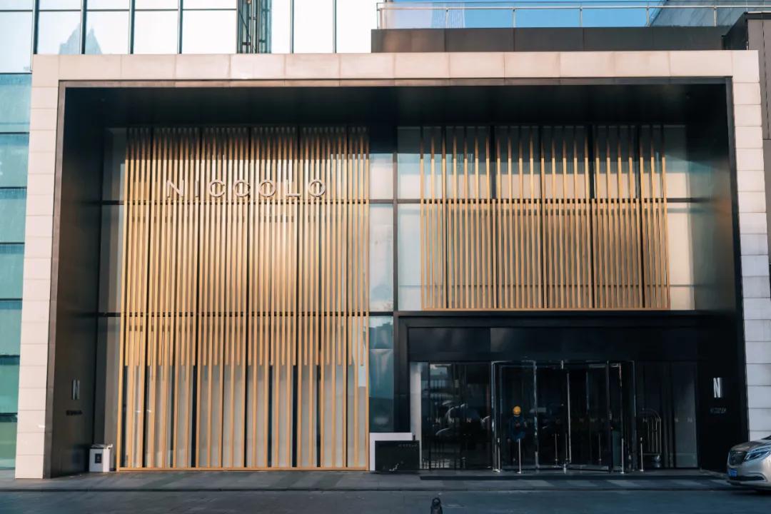 把繁华踩在脚下,将吃喝囊括周边。去长沙要住地标里